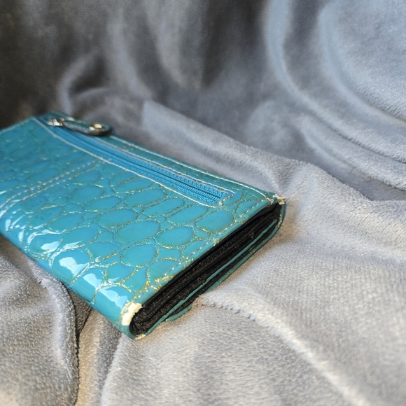 Kathy Van Zeeland Faux Leather Croc Wallet - Picture 3 of 6